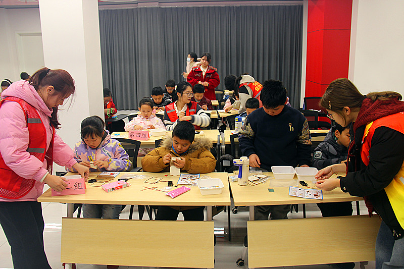 1770350471116740.jpg 玄武湖街道花园路社区关工委开展“木质导体检测仪”手工DIY制作活动(3).jpg