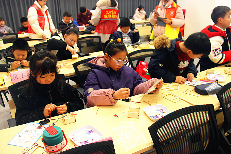 1770350479336002.jpg 玄武湖街道花园路社区关工委开展“木质导体检测仪”手工DIY制作活动(4).jpg