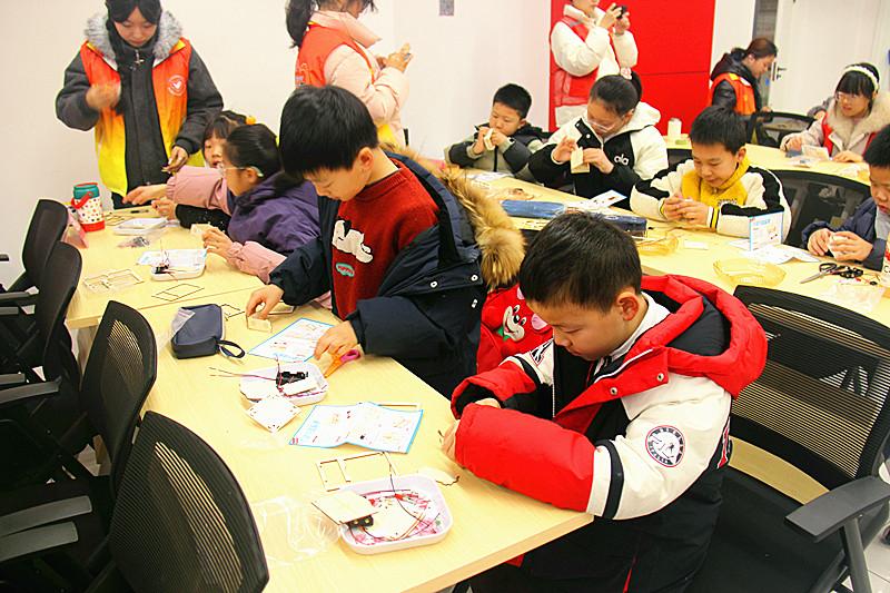 1770350501976614.jpg 玄武湖街道花园路社区关工委开展“木质导体检测仪”手工DIY制作活动(7).jpg