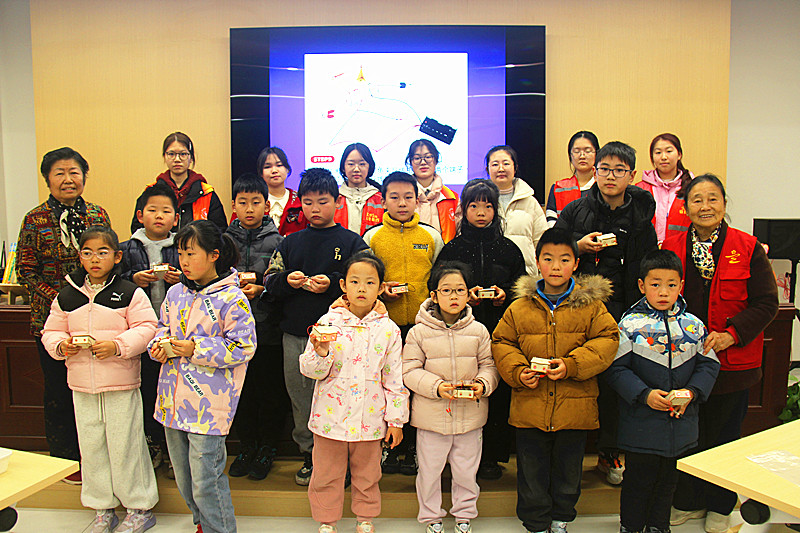 1770350551792196.jpg 玄武湖街道花园路社区关工委开展“木质导体检测仪”手工DIY制作活动(11).jpg