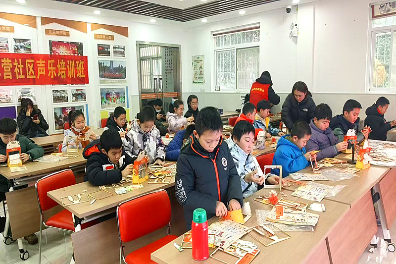 1770350819339197.jpg 江苏省南京市秦淮区瑞金路街道标营社区关工委开展“岁启新篇,福马迎春”DIY手摇台历活动(2).jpg