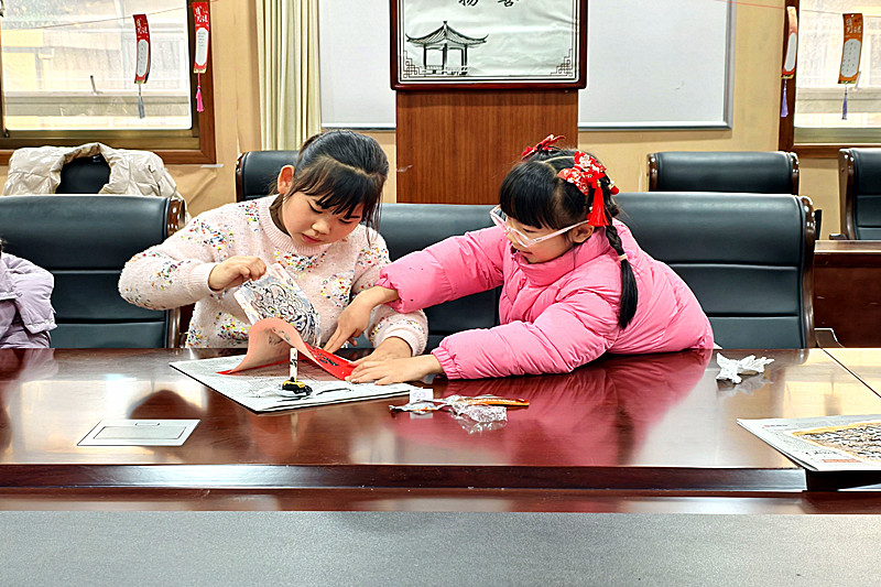 1770611391939421.jpg 江苏省南京市秦淮区大光路街道蓝旗新村社区成功举办“拾韵中国年?风雅少年行”活动(4).jpg