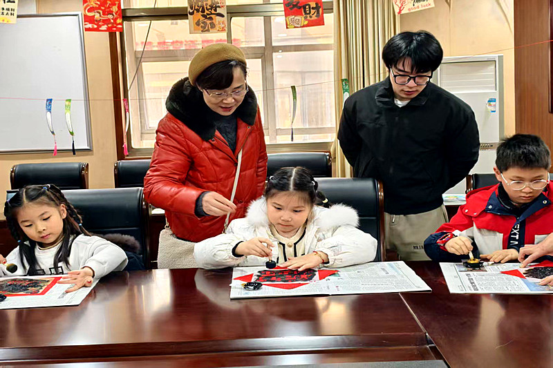 1770611398488228.jpg 江苏省南京市秦淮区大光路街道蓝旗新村社区成功举办“拾韵中国年?风雅少年行”活动(5).jpg