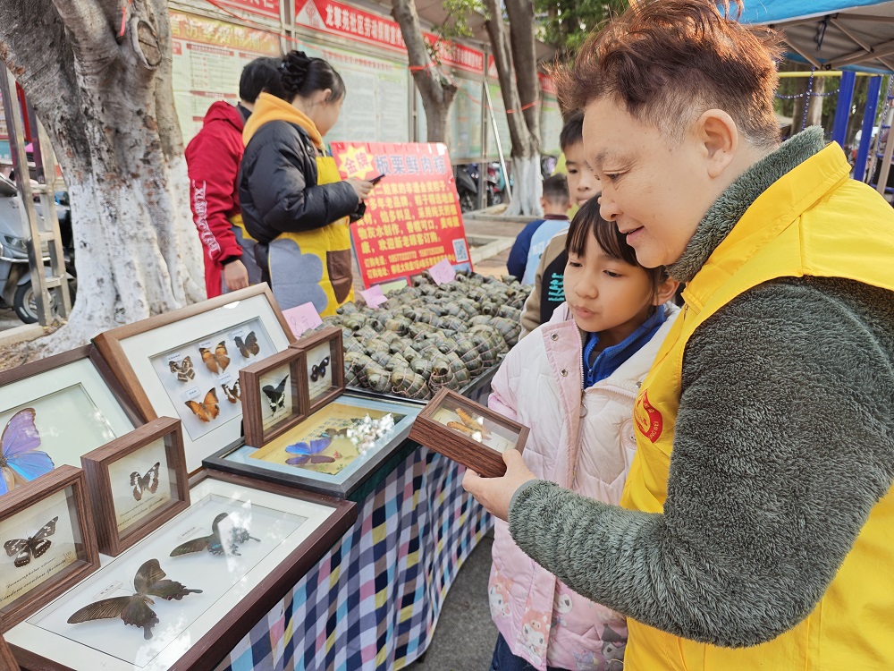 1770623327276644.jpg 【龙擎苑社区年味浓!游园、市集、文艺汇演…居民家门口乐享新春】“五老”志愿者介绍非遗蝶翅画1.jpg