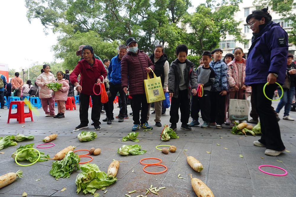 1770623340755081.jpg 【龙擎苑社区年味浓!游园、市集、文艺汇演…居民家门口乐享新春】趣味套圈游戏让老少收获颇丰1.jpg