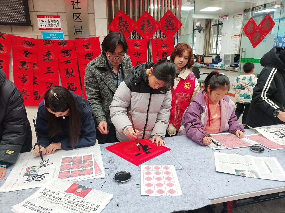 1770694670947350.jpg 书法爱好者挥毫泼墨1.jpg