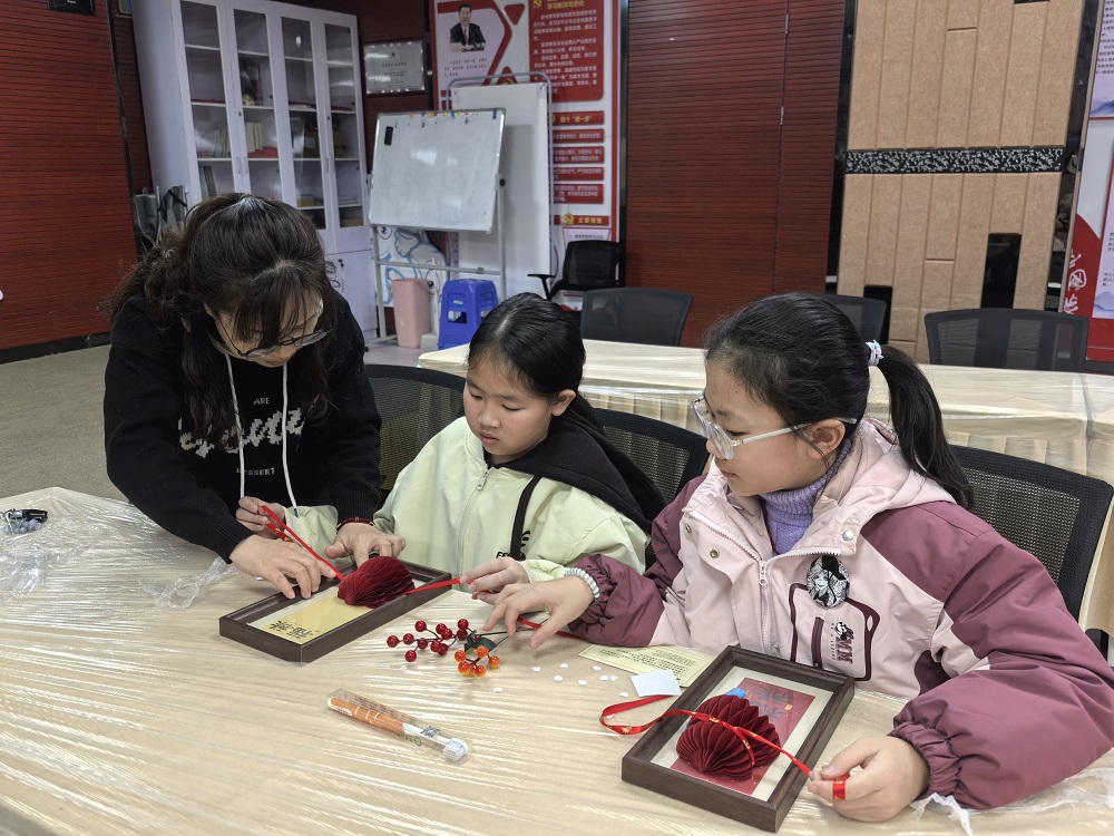 1770694822555883.jpg 景中苑社区关工小组开展“葫芦承福 喜迎新春”手工制作主题活动41.jpg