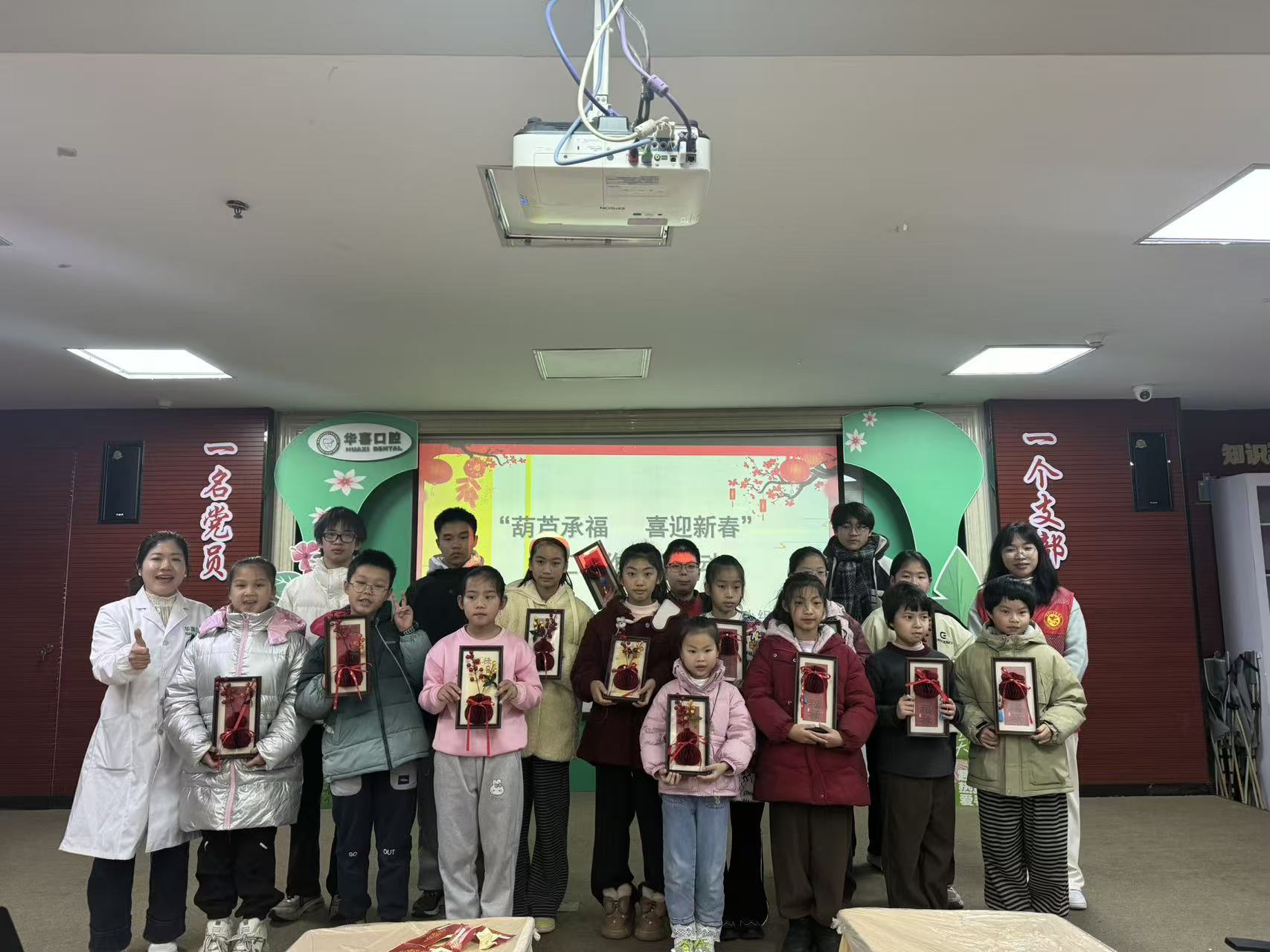 1770694831723857.jpg 景中苑社区关工小组开展“葫芦承福 喜迎新春”手工制作主题活动6.jpg