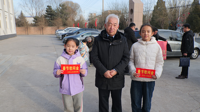 草原兰哈达协会“情暖童心 ，爱满宝山”为残障儿童送年礼活动照片3_副本.jpg