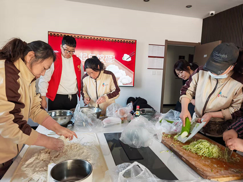 西城街道新景四季东社区“饺承民俗暖，共建社区幸福年”活动照片1_副本.jpg