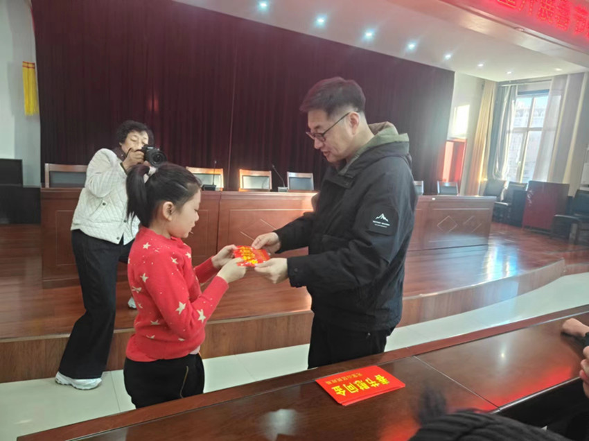 平庄镇关工委组织对全镇困境儿童春节慰问活动照片2_副本.jpg