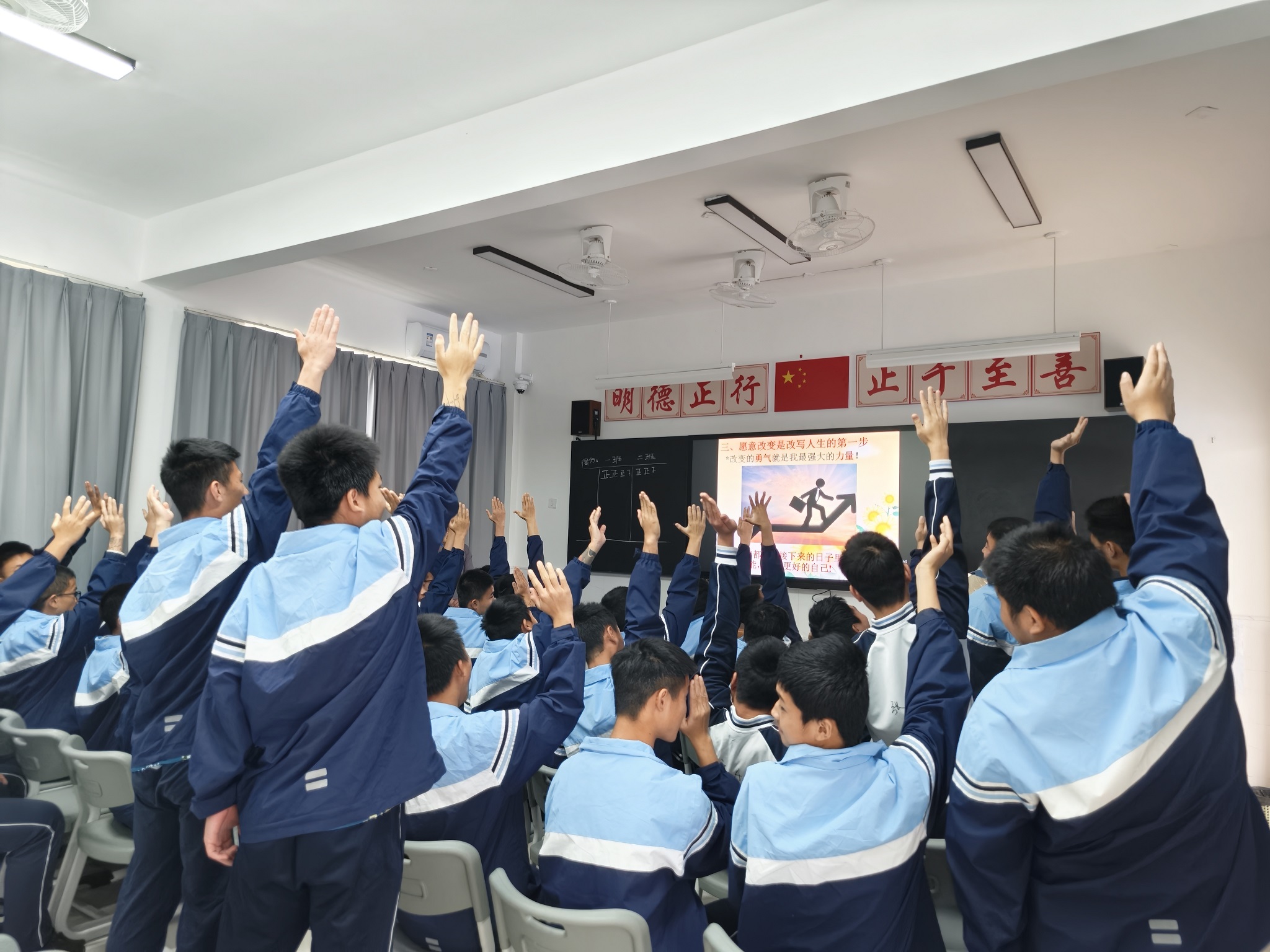1772240020198544.jpg 专门学校的学生们踊跃举手发言.jpg