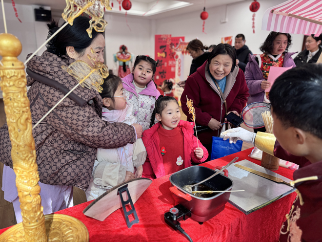 1772246459738823.jpg 2月9日下午,盛泽镇舜湖社区关工委举办“舜湖新春喜乐汇”迎春节主题活动。社区“五老”志愿者、青少年与居民群众欢聚一堂,以老少同台、非遗共赏的形式,共度喜庆温馨的新春佳=.jpg