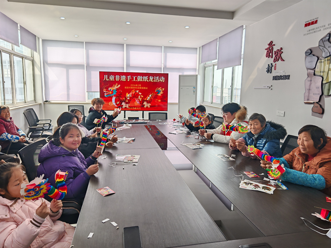 1772246692876796.jpg 2月12日,盛泽镇前跃村关工委以老少携手的形式,开展了一场温馨的非遗手工活动,选取纸龙制作与拓印两大传统工艺,让参与者在指尖劳作间,真切感受非遗技艺的传承温度与文化底蕴=.jpg