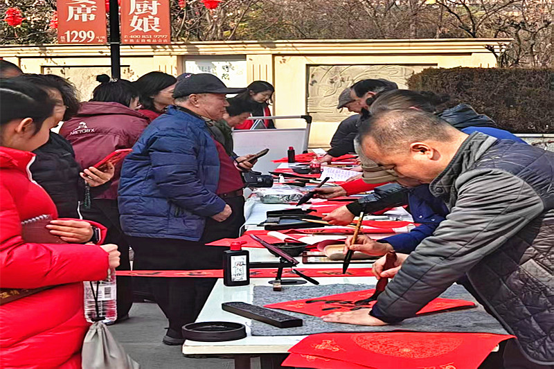 1772428768620720.jpg 江苏省南京市江宁区秣陵街道翠屏社区关工委开展“迎春纳福运,墨香溢家园”写春联主题活动(1).jpg