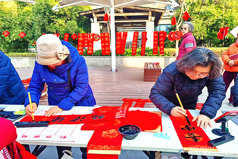 1772428776171752.jpg 江苏省南京市江宁区秣陵街道翠屏社区关工委开展“迎春纳福运,墨香溢家园”写春联主题活动(2).jpg