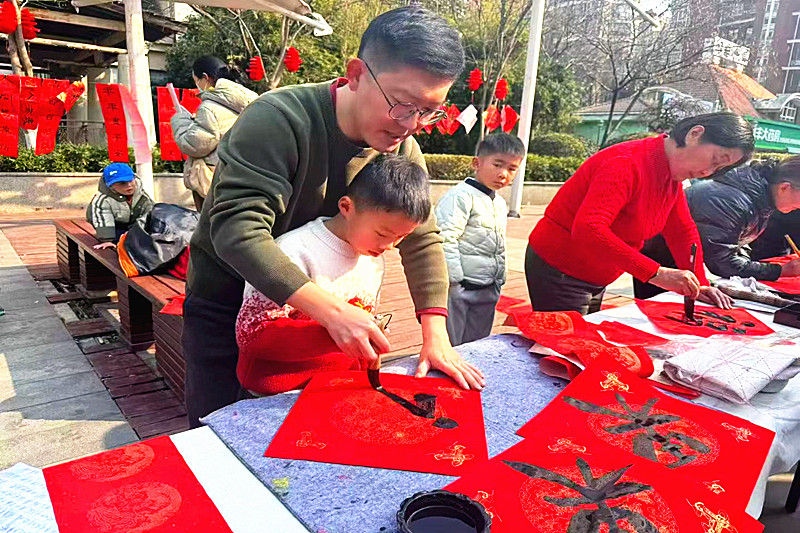 1772428788333859.jpg 江苏省南京市江宁区秣陵街道翠屏社区关工委开展“迎春纳福运,墨香溢家园”写春联主题活动(3).jpg