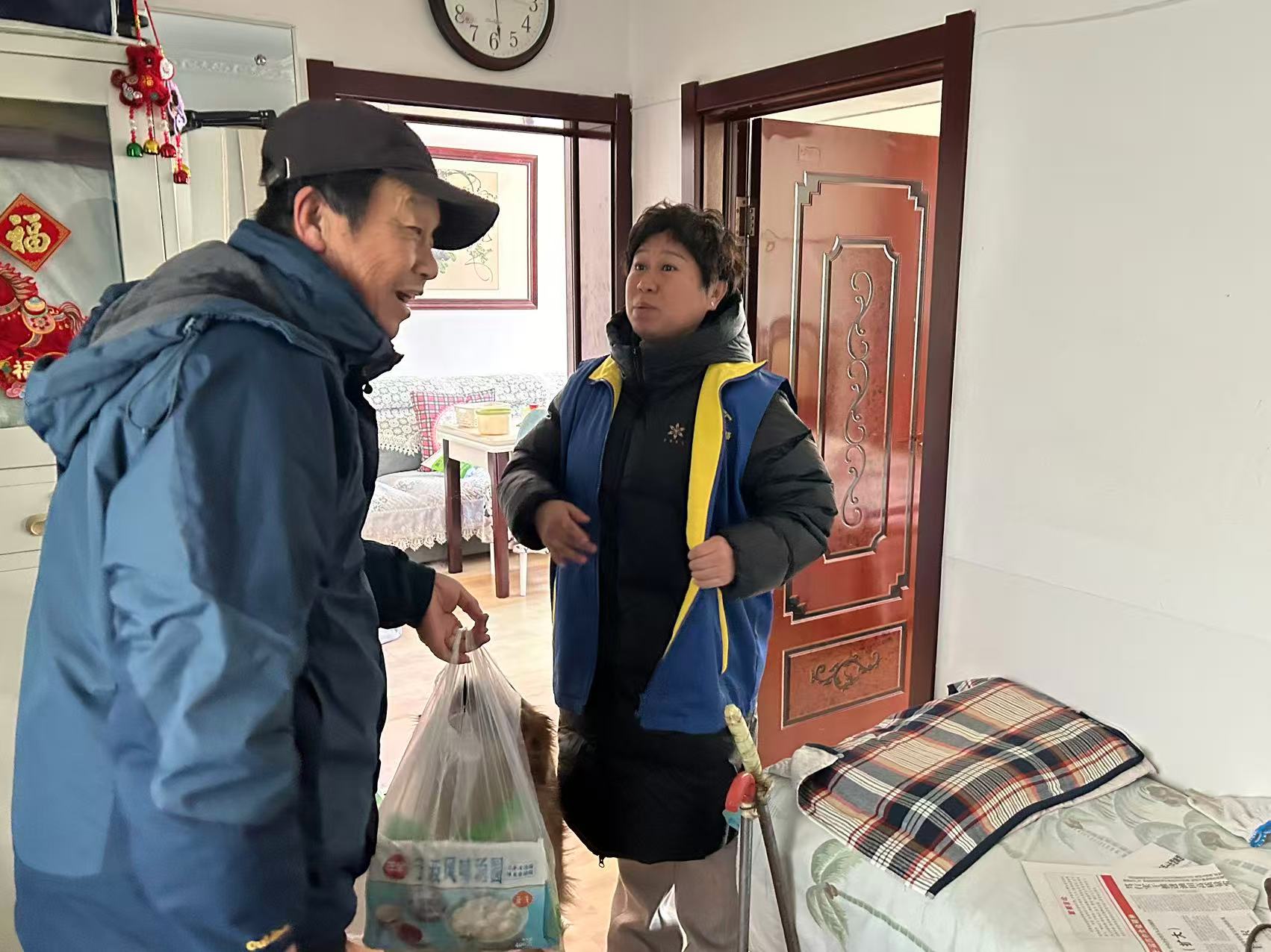 大庆市红岗区杏南街道怡园社区关工小组组织开展“元宵暖邻里，汤圆传温情”主题慰问活动 (1).jpg