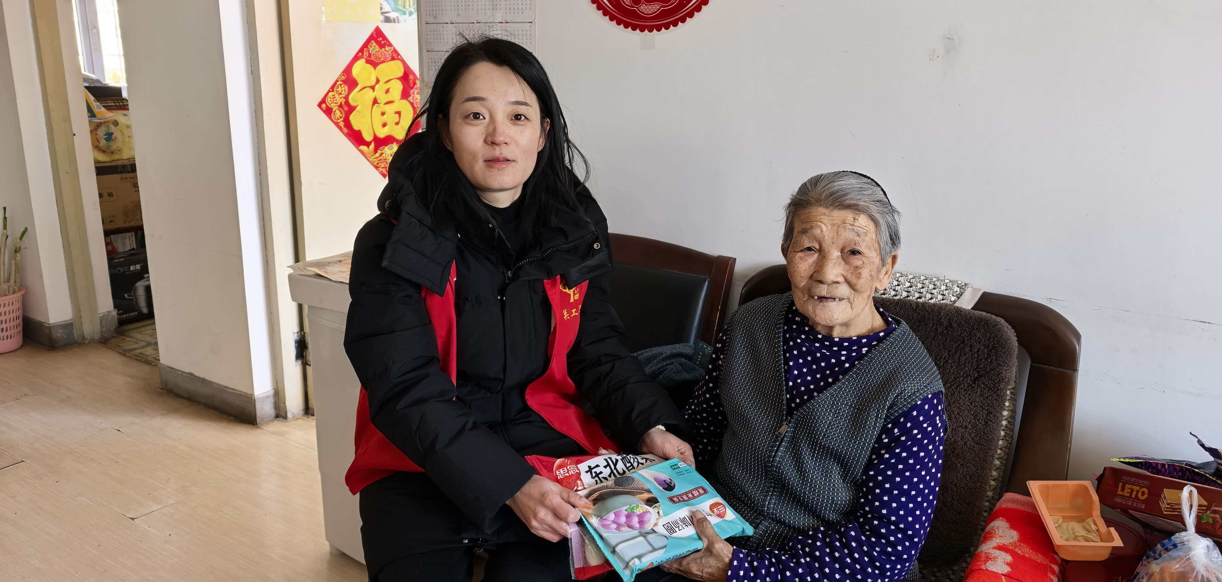 大庆市红岗区杏南街道怡园社区关工小组组织开展“元宵暖邻里，汤圆传温情”主题慰问活动 (2).jpg