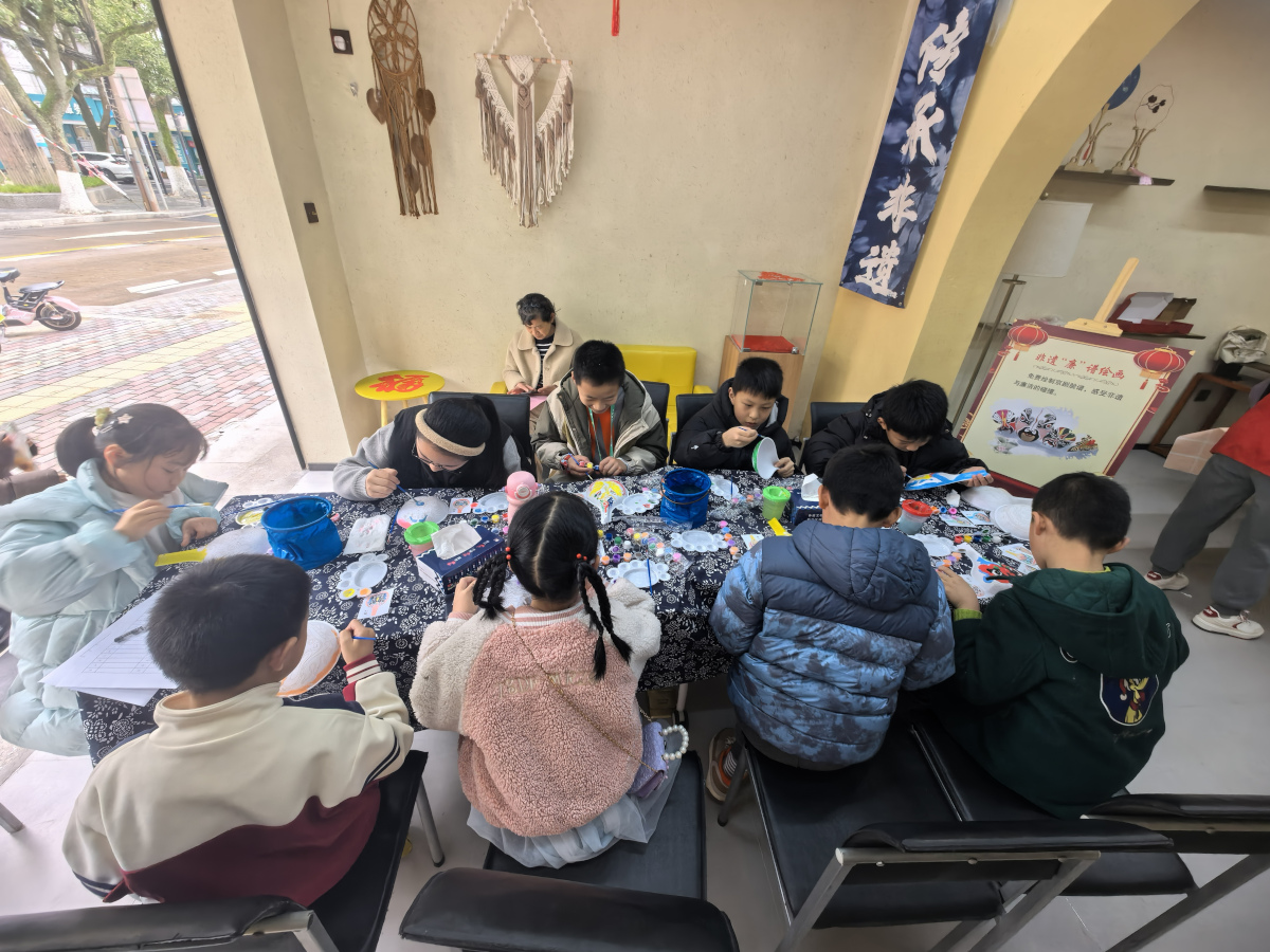 1772434613412451.jpg 总浦桥社区关工委举办“非遗‘廉’谱”绘画活动.jpg