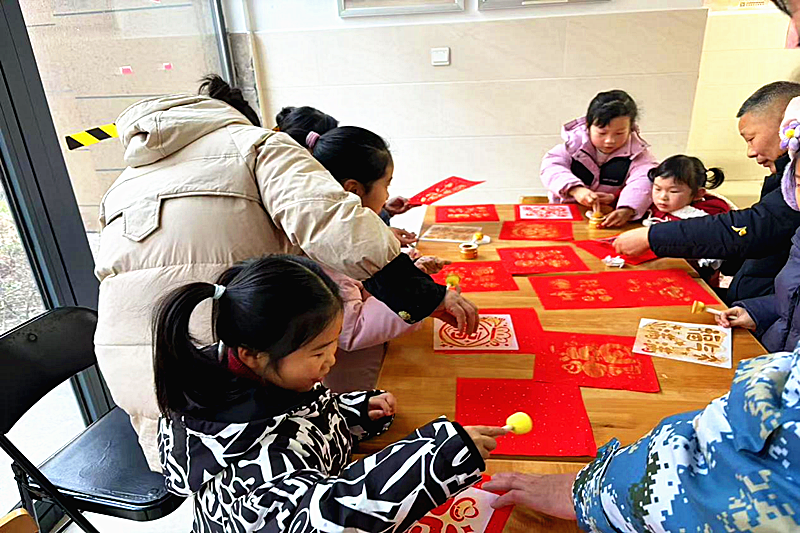 1772595778647649.png 江苏省南京市溧水区永阳街道龙山社区关工委开展“亲子拓印福字”活动(1).png