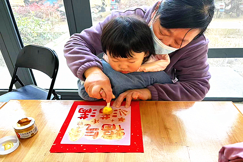 1772595788700990.png 江苏省南京市溧水区永阳街道龙山社区关工委开展“亲子拓印福字”活动(2).png