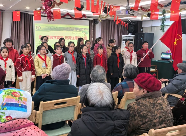 【汾湖】芦墟：童心暖夕阳 元宵情更浓 —— 老少吹响学雷锋进军号.jpg