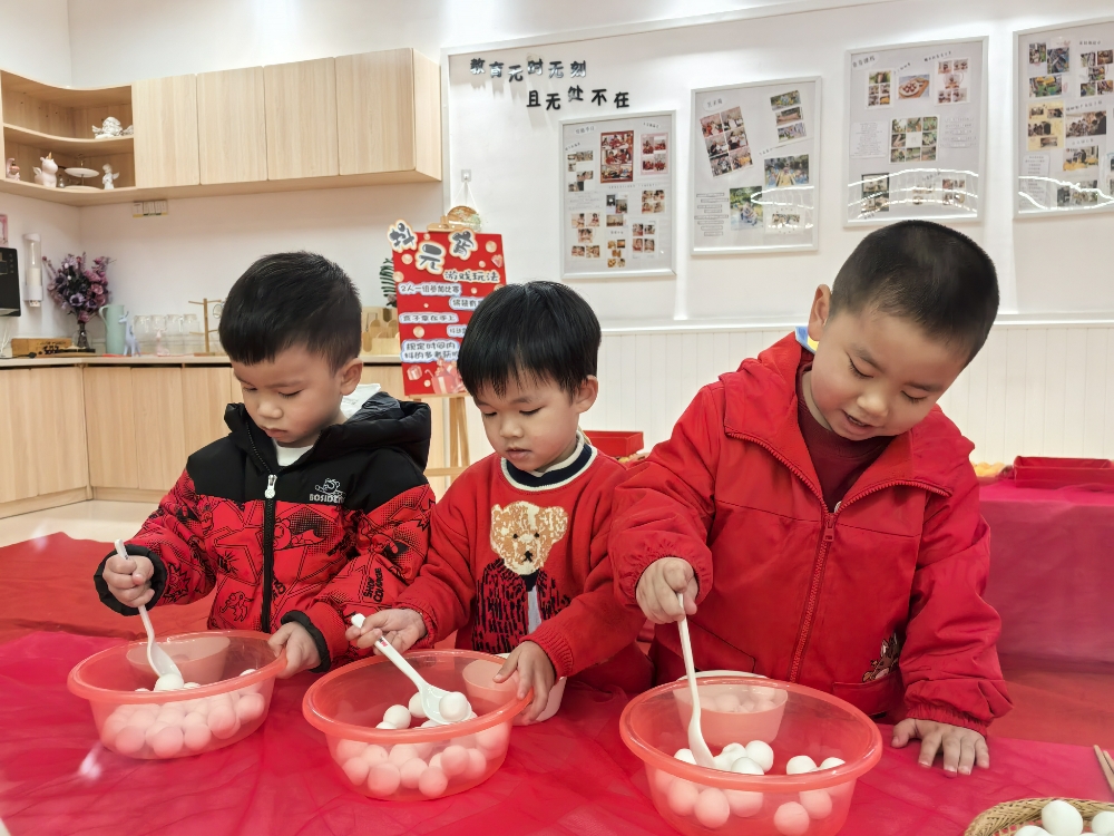 3月3日，广西壮族自治区柳州市天湖社区关工小组开展“萌娃欢腾闹元宵 童心传承民俗情”元宵主题活动 (1).jpg