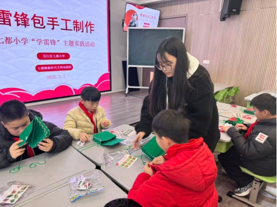 【七都镇】七小 “学雷锋 践行动 树新风2.png