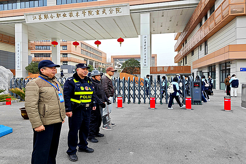 1772765698178171.jpg 玄武湖街道关工委联合开展爱心护学岗行动(4).jpg