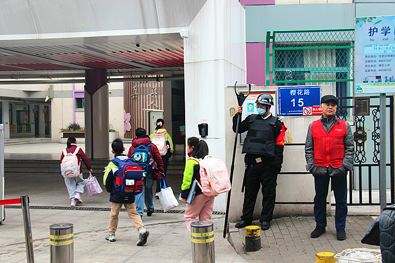 1772765717336343.jpg 玄武湖街道关工委联合开展爱心护学岗行动(6).jpg