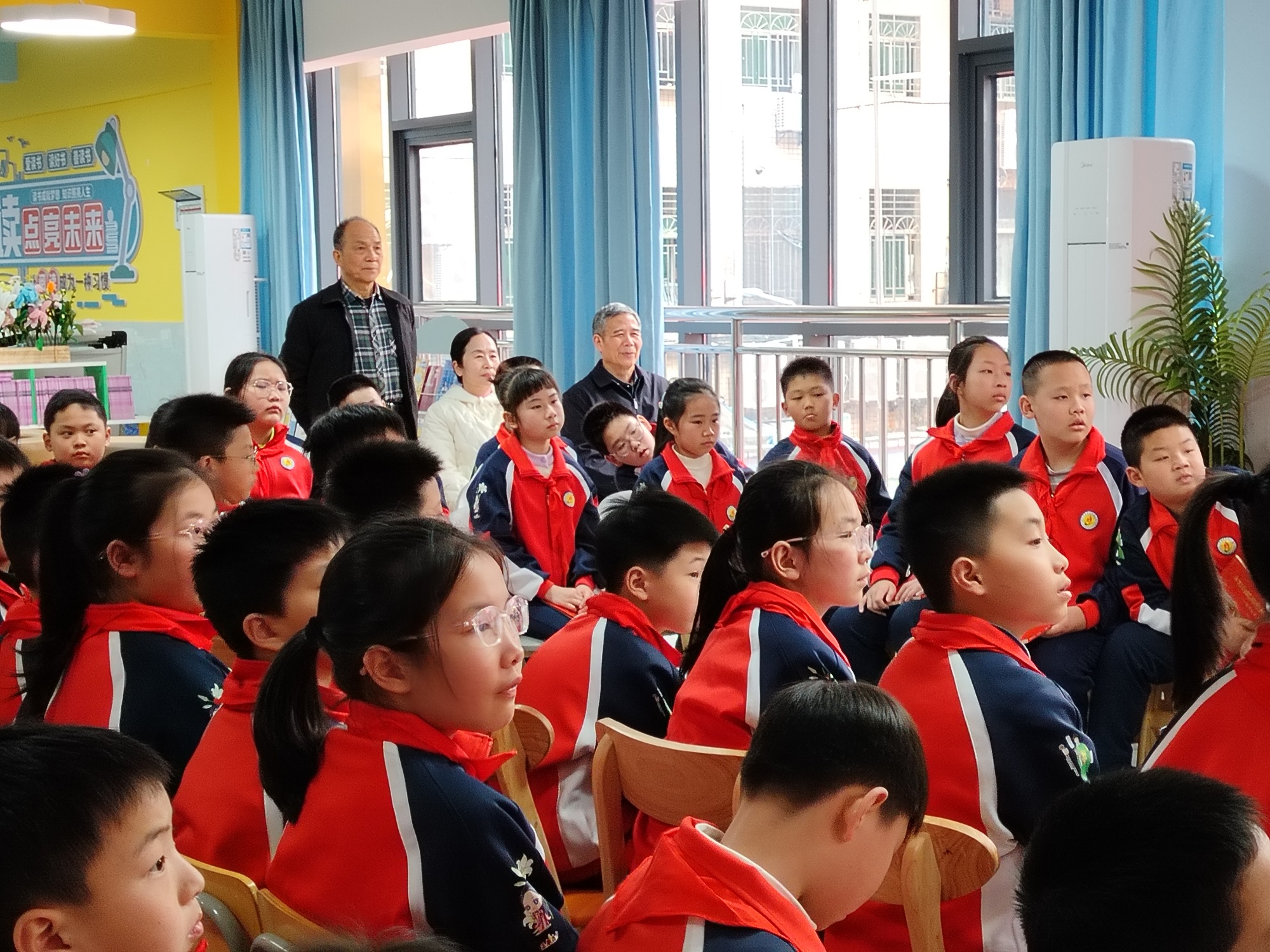 20260304南平市、延平区关工委联合延平区实验小学举办“传承雷锋精神 做新时代好少年”主题教育学生听讲图.jpg
