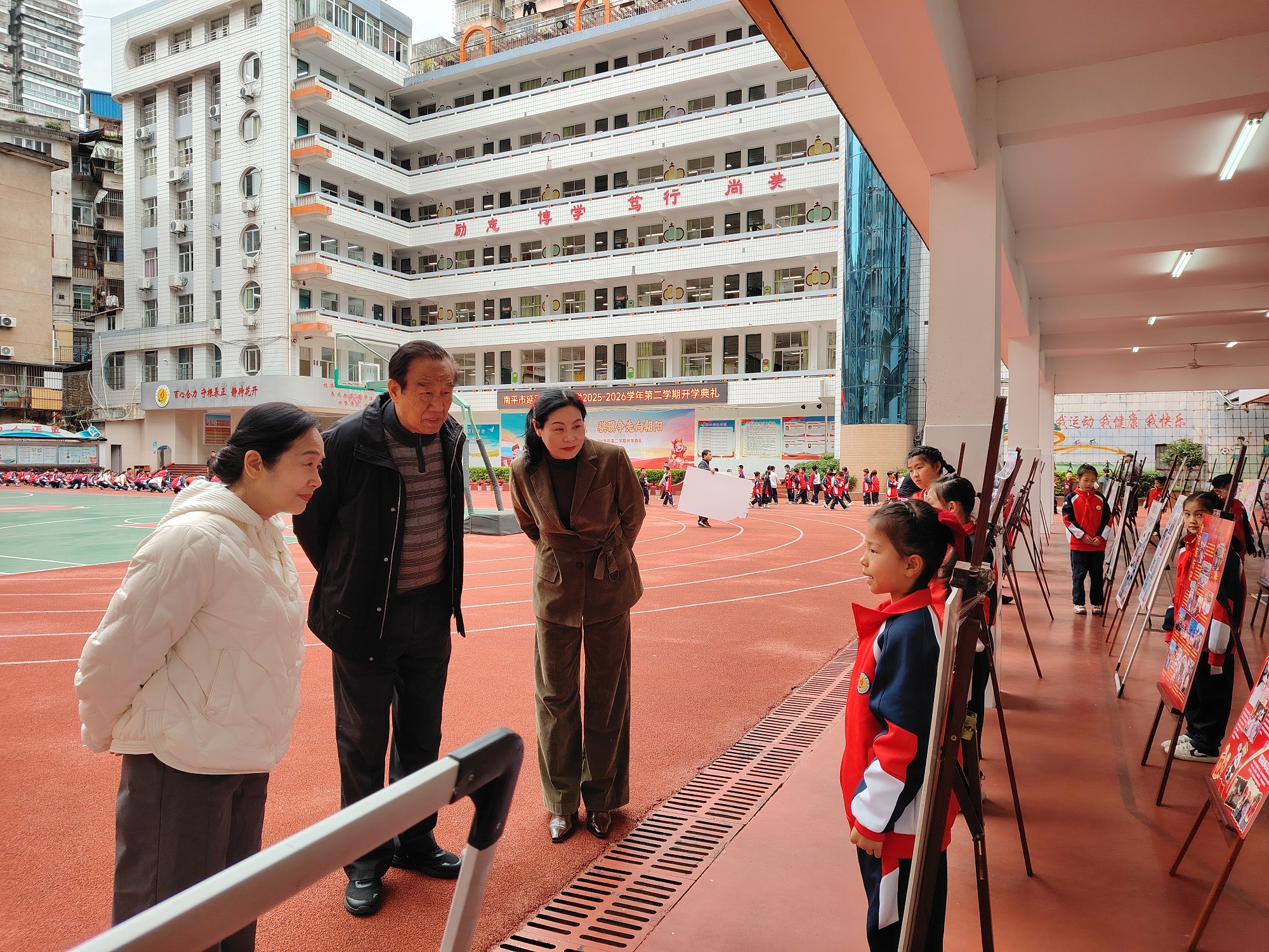 20260304南平市、延平区关工委联合延平区实验小学举办“传承雷锋精神 做新时代好少年”主题教育徐肖剑参观图.jpg