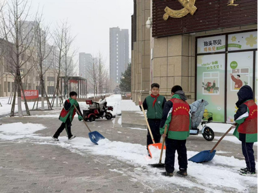 1772767051598706.jpg 西城街道新景四季东社区、西城小学联合开展“雪落暖童心 劳动伴成长”活动照片3_副本.jpg