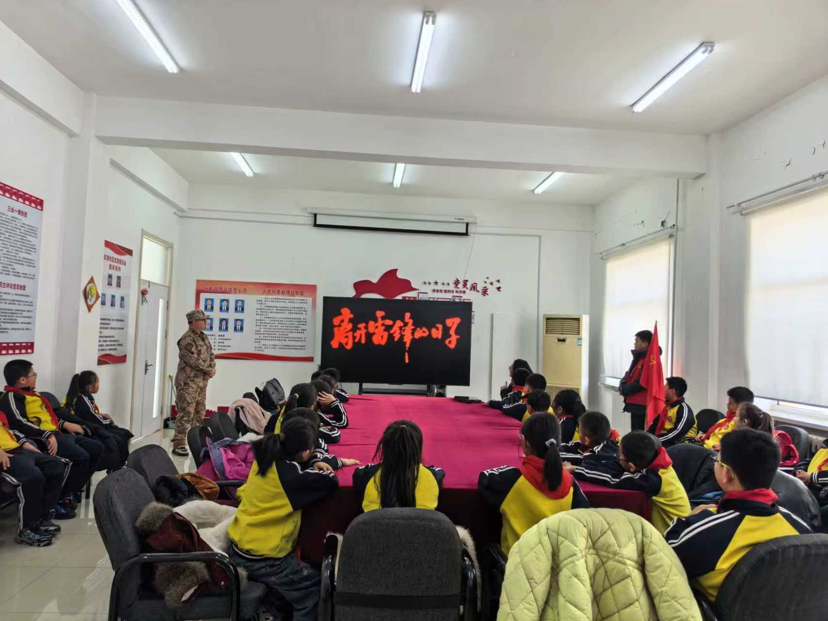 大庆市红岗区杏南街道红杏社区关工小组携手杏南一小，开展“传承雷锋精神 践行榜样力量”主题实践活动(1).jpg