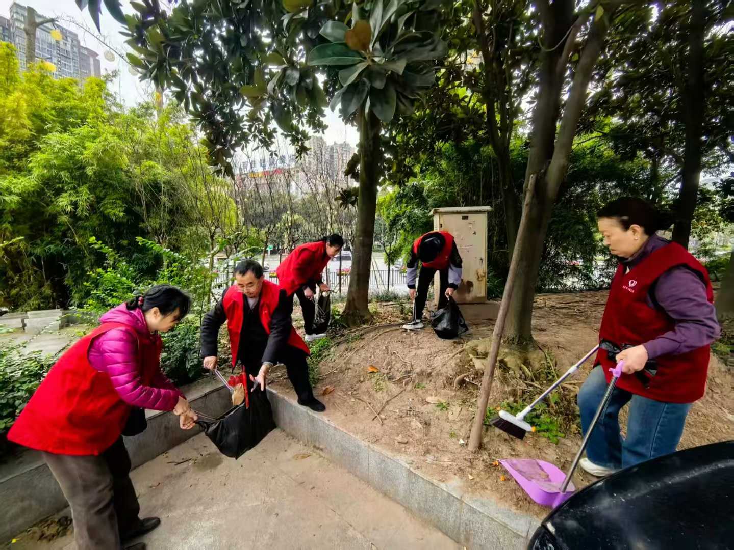 1772779669223821.jpg 西湖社区“五老”志愿者清扫环境卫生.jpg