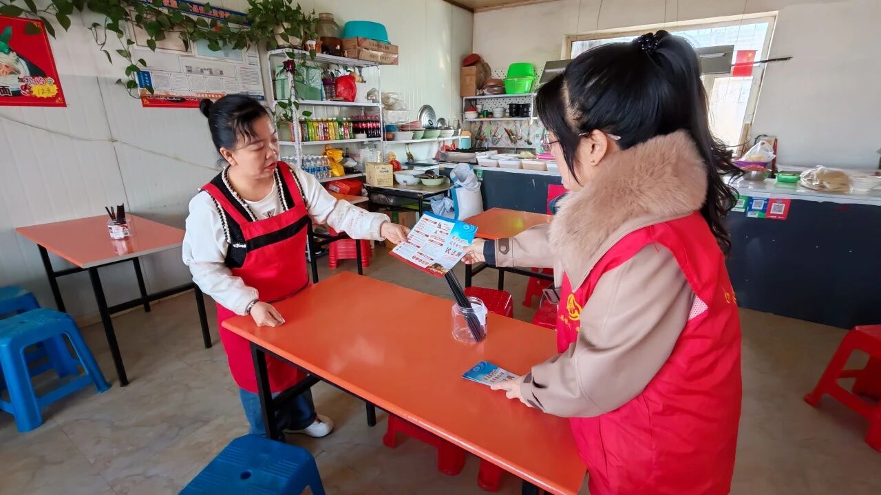 黑龙江省牡丹江市宁安市东京城镇关工委联合镇综治中心开展“法治护航绽芳华 巾帼维权在身边”主题法治宣传活动.jpg