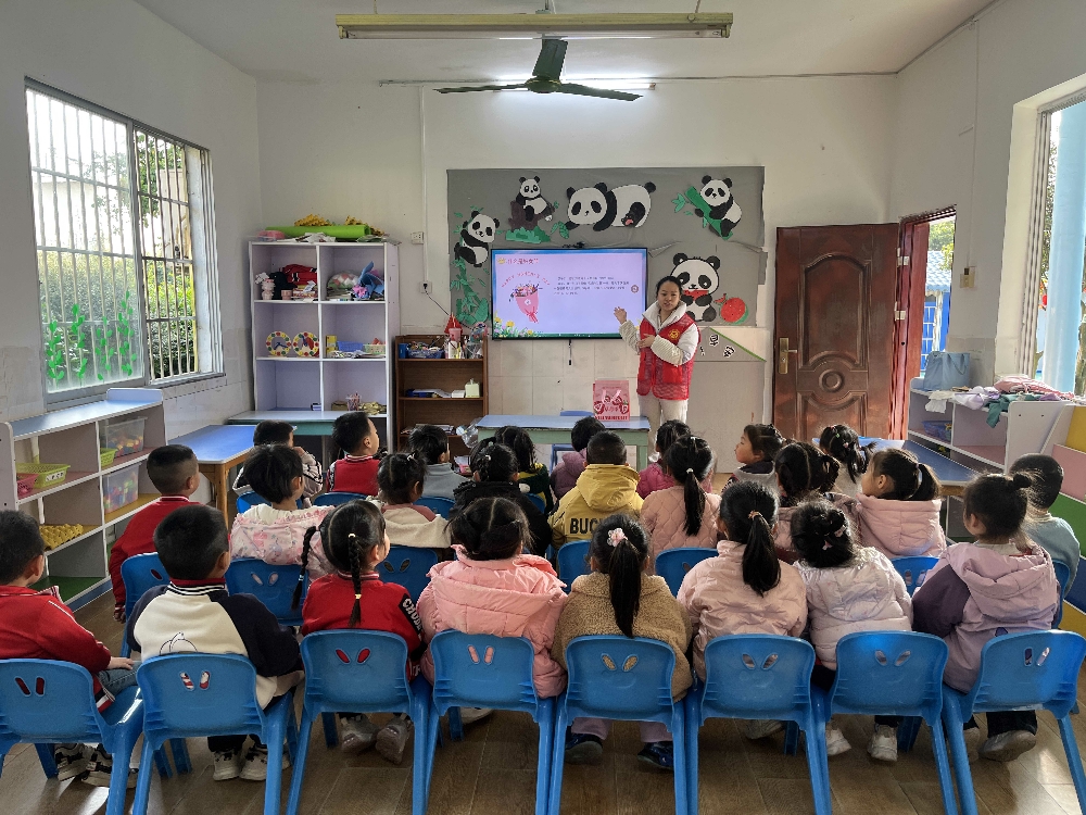 1772787365489738.jpg 大桥社区工作人员向小朋友讲述妇女节由来.jpg