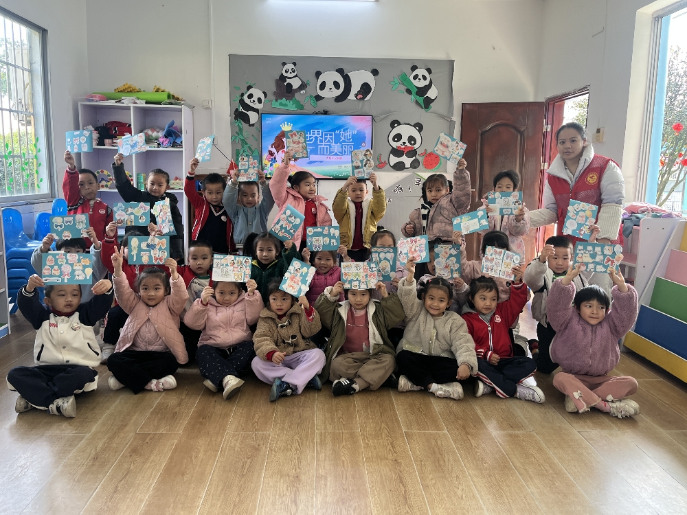1772787390982894.jpg 幼儿园小朋友展示制作的贺卡.jpg