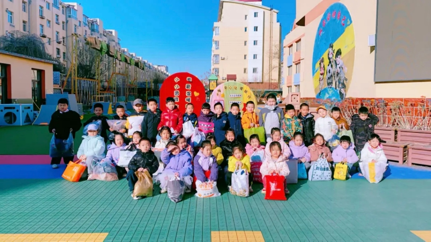 第二幼儿园”爱心传递 温暖童心““学雷锋”爱心捐赠活动照片2_副本.jpg