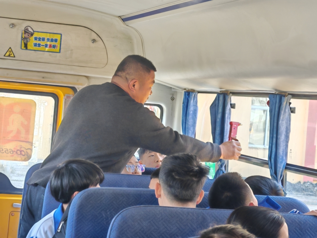 1774164657595695.jpg 露河校车演2.jpg