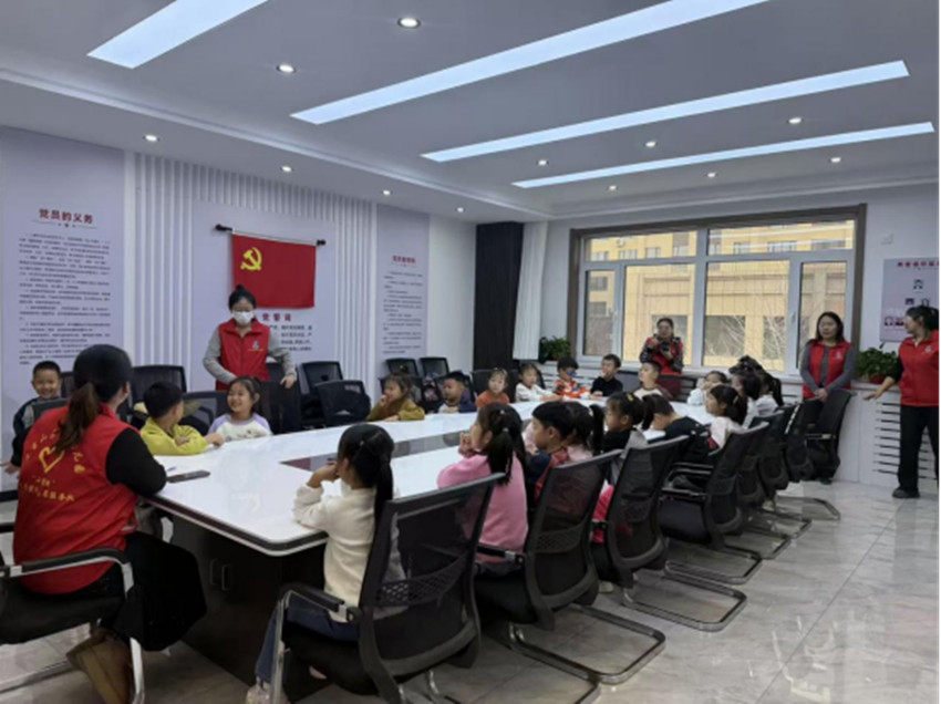 西城街道新景四季东社区“安全‘童’行，一路护航”活动照片1_副本.jpg