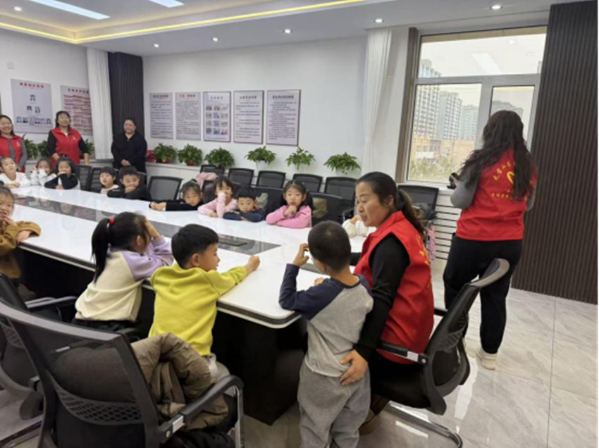 西城街道新景四季东社区“安全‘童’行，一路护航”活动照片2_副本.jpg