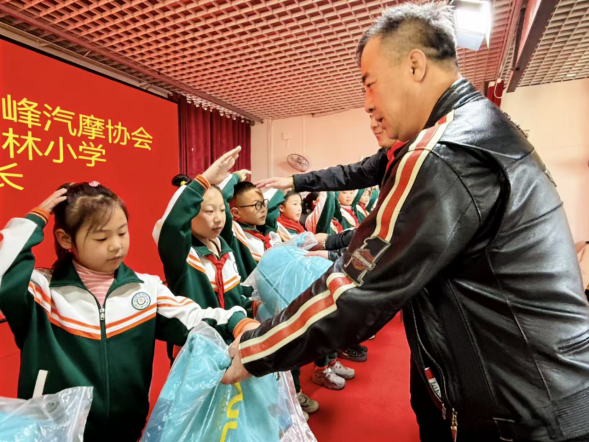马林街道“关爱成长，与爱同行”主题公益活动照片2.png