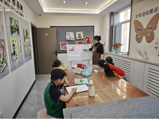 西城街道新景四季东社区关工委“春满社区，童心绘春”活动照片1.png
