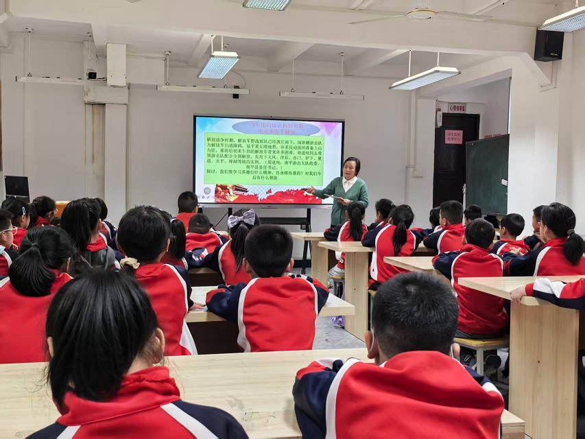 2026.03.27朱丽珍在紫云小学作报告图.jpg
