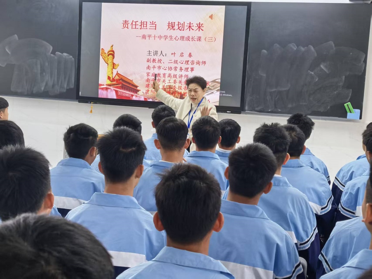 20260326叶启春在专门学校授课图.jpg