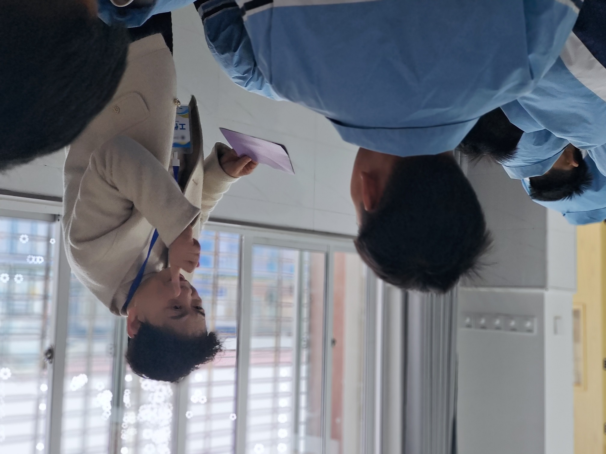 20260326叶启春在专门学校授课近景图.jpg