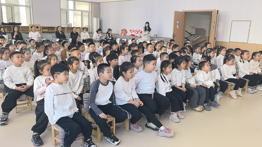 第七幼儿园、草原蓝哈达协会关工委“清明承文脉，童心传哀思”“五老”进校园活动照片4_副本.jpg