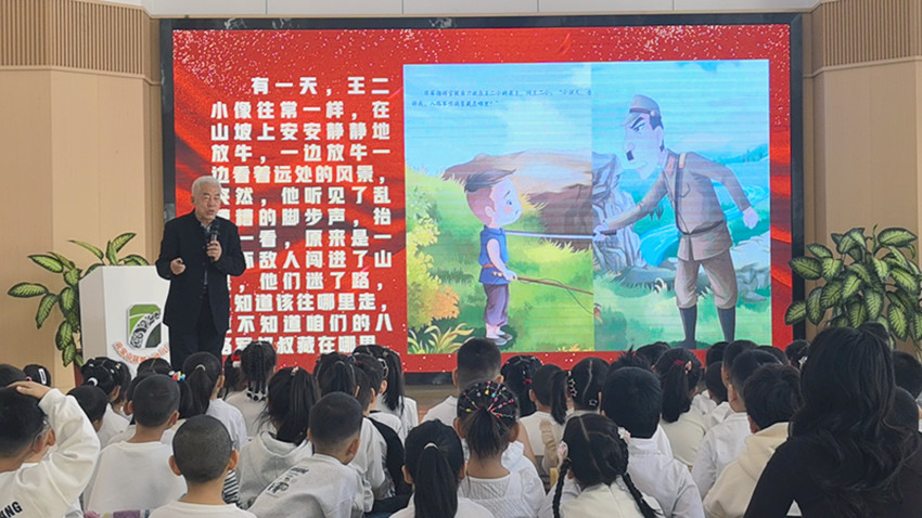 第七幼儿园、草原蓝哈达协会关工委“清明承文脉，童心传哀思”“五老”进校园活动照片2_副本.jpg